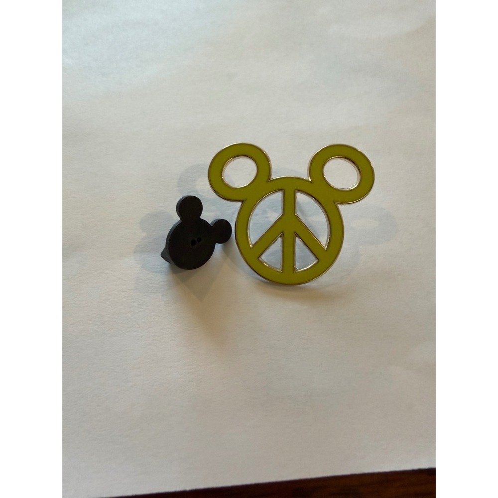 Disney Parks Mickey Mouse Peace Sign Enamel Trading Pin Lime Green Gold Tone